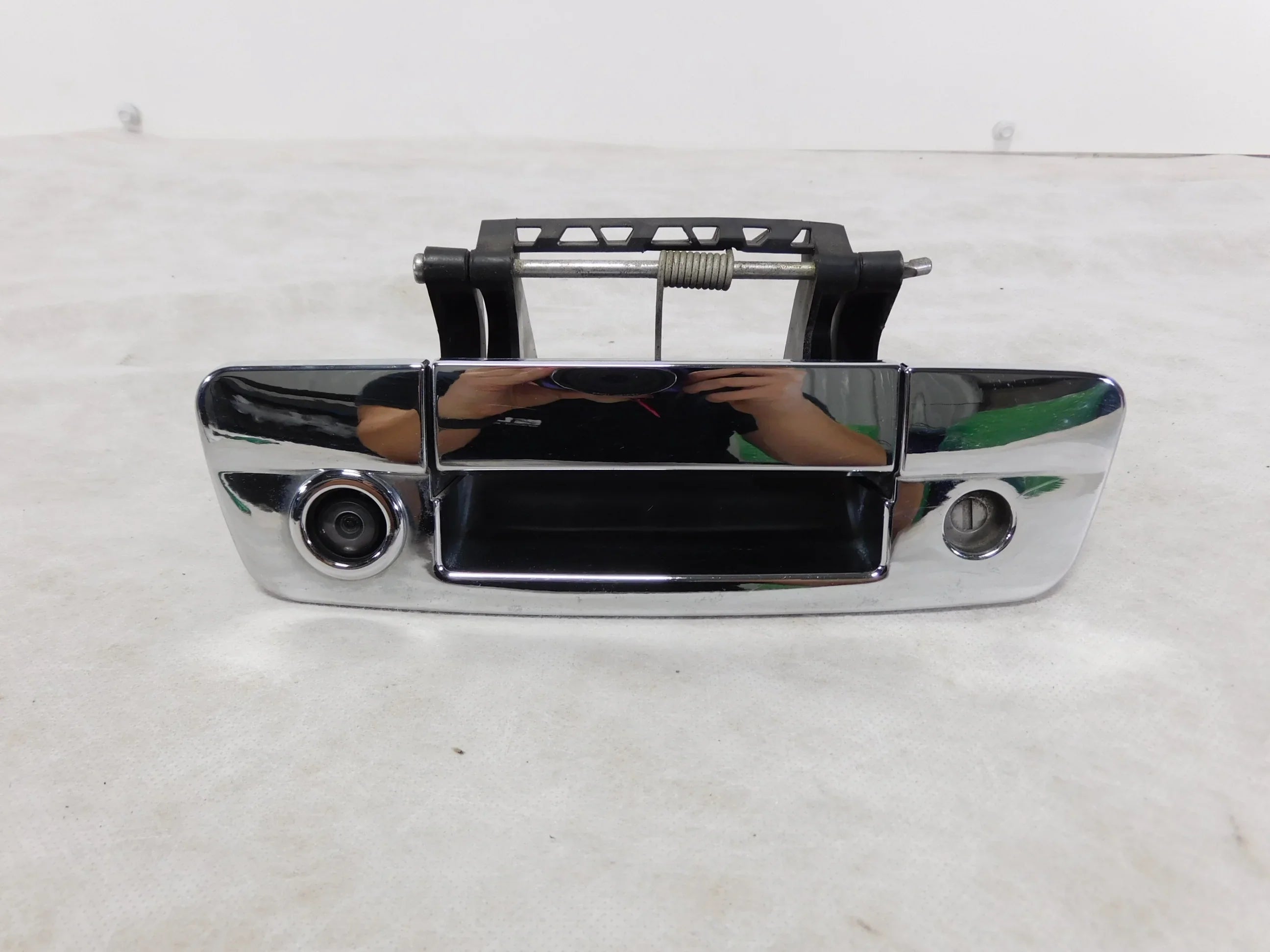 Pre-Owned 16-22 Dodge Ram 1500 Locking Taiate Handle w/ Rear View Camera OEM LKQ (Good)