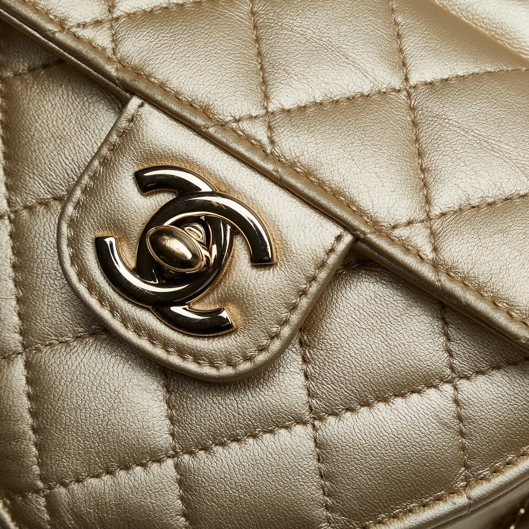 Pre-Owned Authenticated Chanel Mini CC in Love Heart Crossbody Lambskin Leather Gold Crossbody Bag Unisex (Good)